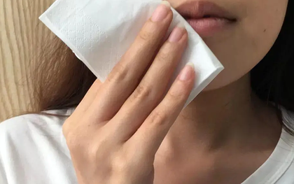 Phát hiện giấy ăn tại 1 quán ăn đắt khách chứa chất cấm gây ung thư, rối loạn nội tiết