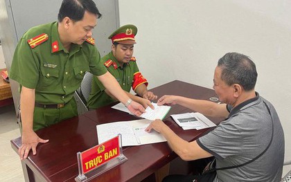 Sau khi nhận một cuộc gọi Zalo, người đàn ông liền tới ngân hàng rút sổ tiết kiệm 70 triệu, chuẩn bị chuyển vào tài khoản: Công an yêu cầu ngừng giao dịch gấp
