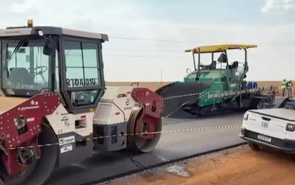 Xe lu cán tử vong 3 công nhân khi đang trải nhựa đường trên cao tốc