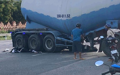Xe máy lọt thỏm dưới gầm xe đầu kéo, 2 người tử vong