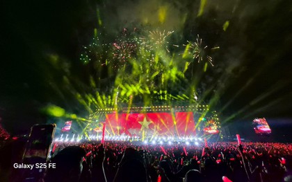 Mang Galaxy S25 FE đi concert Em Xinh Say Hi: Xinh iu xa mấy cũng hóa gần ngay trước mắt