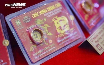 Vì sao giá vàng nhẫn giảm chậm hơn vàng miếng?