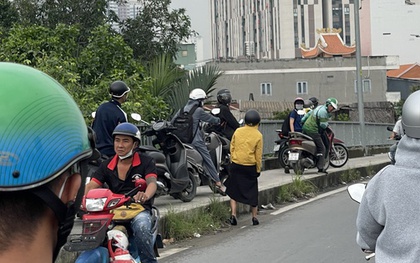 Nhìn thấy bóng CSGT, đám đông xe máy "cuống cuồng quay đầu"