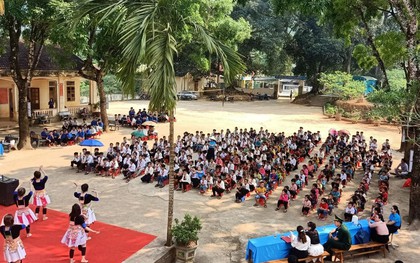 Cô giáo ung thư bị điều đi biệt phái cách nhà 35km được về lại trường cũ