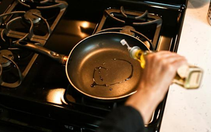 Dùng sai một loại chảo, người phụ nữ nhiễm “hóa chất vĩnh cửu”, bị ung thư gan