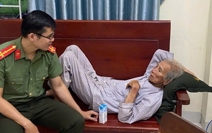Cụ ông 94 tuổi, đạp xe dừng trước trụ sở công an nhưng không biết mình đến đây làm gì!