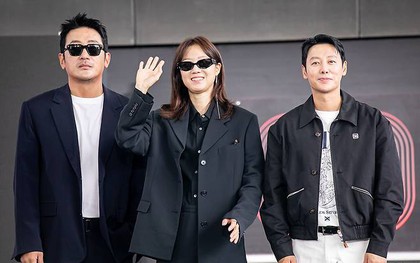 Ha Jung Woo - Gong Hyo Jin lộ "bệnh ngôi sao" ở LHP Busan: Đã đi muộn còn coi thường khán giả ra mặt?