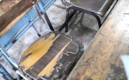 Phụ huynh rơi nước mắt nhìn phòng học của con tại trường công lập ở TPHCM