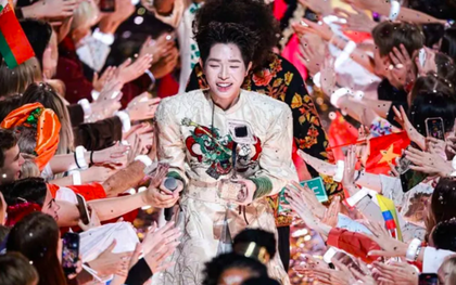 Hành động tinh tế của Đức Phúc sau khi chiến thắng tại Intervision 2025 ở Nga