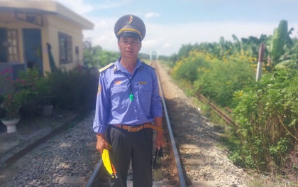 Nhân viên đường sắt lao mình cứu người trước mũi tàu hoả