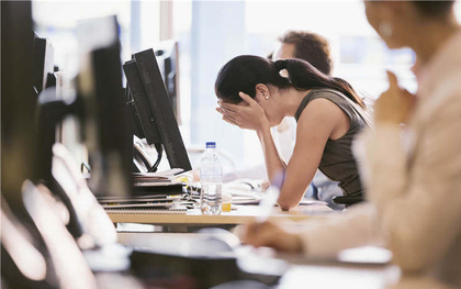 Một bi kịch thầm lặng đang xảy ra với người trung niên: Ở nhà bị con chê lạc hậu, đi làm bị sếp nhắc chậm công nghệ