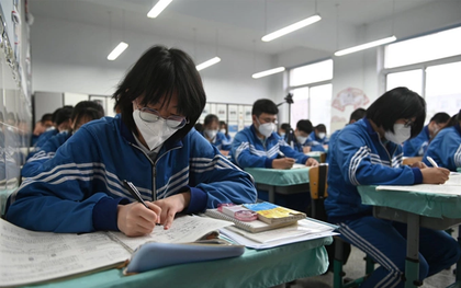 So giờ tan học khắp thế giới: Có nơi mới 2h chiều, học sinh đã rời trường đi chơi, có nơi "cày" tới tối mịt