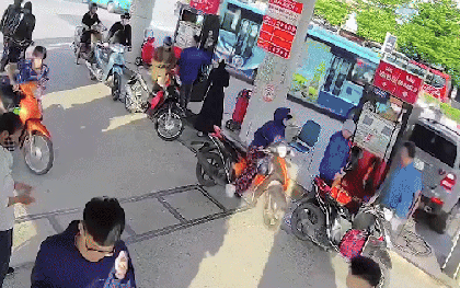 Vụ Mercedes húc đổ trụ bơm xăng ở Hà Nội: Nhân viên kể phút hoảng loạn thấy lửa bén vào gấu quần