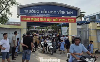 Vụ phụ huynh rơi nước mắt nhìn phòng học của con: Chủ tịch TPHCM ra "Tối hậu thư"