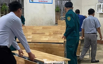 Hối hả thay bàn ghế mới sau "Tối hậu thư" của Chủ tịch TPHCM