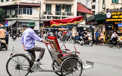 Hai tài xế xích lô bị tố "chặt chém" du khách nước ngoài