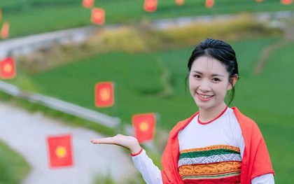 Du khách thích thú với đường cờ Tổ quốc đẹp như tranh vẽ ở Pù Luông