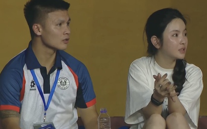 Quang Hải chấn thương ngồi khán đài cùng Chu Thanh Huyền xem CAHN thi đấu, biểu cảm của nàng WAG còn "căng" hơn cả chồng