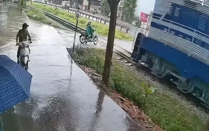 CLIP: Thót tim cảnh người phụ nữ đi xe máy va chạm với tàu hỏa ở Bắc Ninh