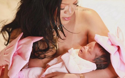 Bức hình khoe con gái của Rihanna: Ngực trần, mọi thứ mộc mạc trừ 1 vật trên tay