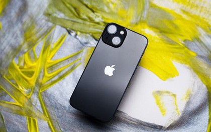 Bất ngờ với giá "xả kho" của hàng trăm chiếc điện thoại iPhone 12, 12 Pro và iPhone 13