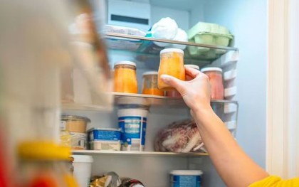 Khử sạch mùi hôi trong tủ lạnh chỉ với 2 thứ quen mặt, rẻ tiền: “Bà, mẹ tôi đều làm vậy”