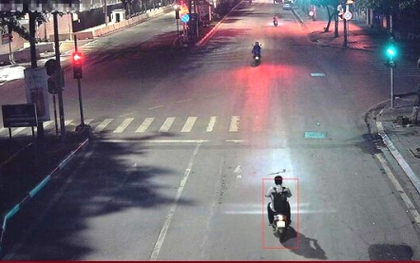 Trong 24 giờ, camera AI phát hiện hơn 500 tài xế không đội mũ bảo hiểm trên một con phố Hà Nội