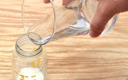 Bà ngoại dùng rượu để pha sữa khiến cháu trai nhập viện
