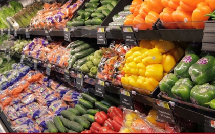 Rau xanh rẻ bất ngờ, siêu thị hàng hóa dồi dào chống bão Bualoi