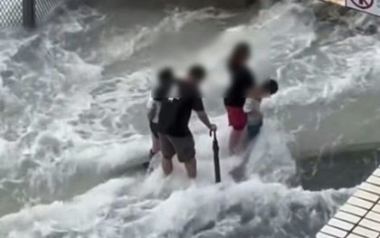 Người cha bị cảnh sát bắt vì đưa con đi ngắm sóng biển giữa siêu bão Ragasa