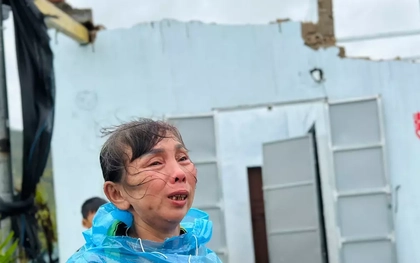 Hai trận bão trong 1 tháng, người dân Hà Tĩnh kiệt quệ, khóc nghẹn giữa căn nhà đổ nát