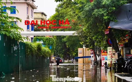 Hà Nội mưa xối xả, nhiều tuyến phố thành 'biển nước'