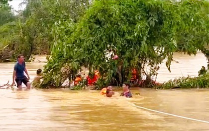 Cảnh sát căng dây, ngâm mình trong nước lũ giải cứu 22 người mắc kẹt trong bão số 10