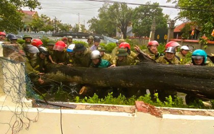 Tường sập trong bão số 10 đè thương vong cặp vợ chồng ở Thanh Hóa