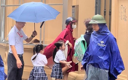 Nhiều trường tại Hà Nội cho học sinh nghỉ sớm vì lo mưa ngập