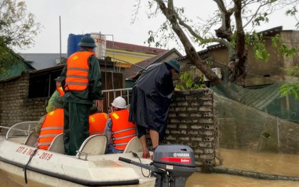 Vượt lũ sông Lam tiếp tế hơn 5.000 người dân bị cô lập sau bão số 10 tại Nghệ An