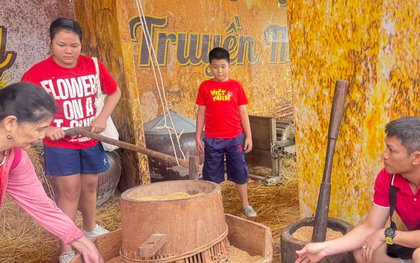 Người dân trải nghiệm trang trí nón lá, thử xay lúa tại Thảo Cầm Viên