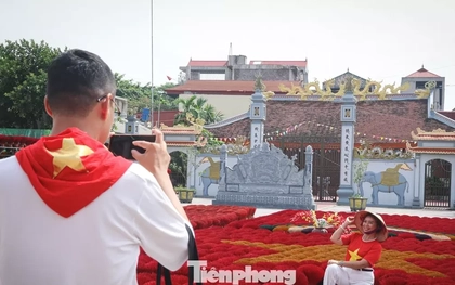 Du khách thích thú trải nghiệm làng nghề vùng ngoại ô Hà Nội