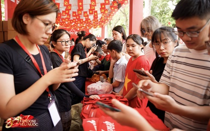 Nắng mưa cũng không thể cản bước tinh thần “Yêu Nước” tại booth Hồ Gươm