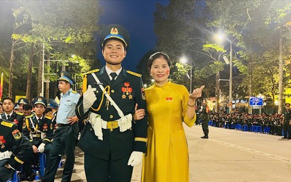 Hai mẹ con quân nhân cùng tham gia diễu binh, diễu hành A80