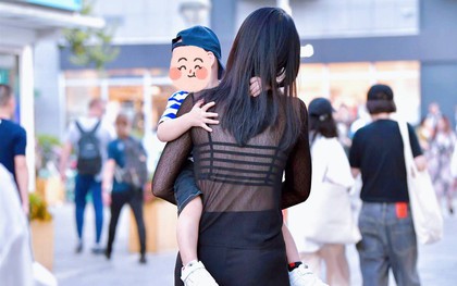 Bức ảnh trước cổng trường khiến nhiều người khóc thét: Những bà mẹ "tỉnh" lại đi, các chị đang "hại" con đấy!