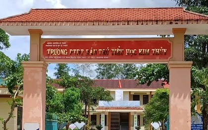 Sau vụ ngộ độc tập thể, học sinh đồng loạt nghỉ học "tẩy chay" phó hiệu trưởng
