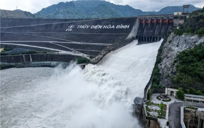 Nước lũ về ồ ạt, 19 hồ thủy điện phải mở cửa xả
