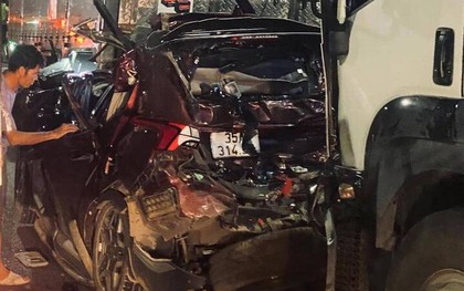 Ô tô 7 chỗ bị tông bẹp dúm khi chờ đèn đỏ, 3 người thương vong