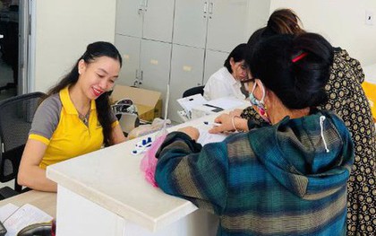 Người phụ nữ nhờ chuyển khoản 20 triệu cho con trai đã mất, nhân viên Vietnam Post kiên quyết ngừng giao dịch