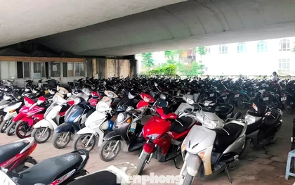Cận cảnh các gầm cầu Hà Nội "phủ kín" bãi ô tô, xe máy