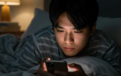 Bấm điện thoại khi nằm hay trong tối hại hơn?