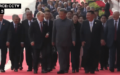 Đài CCTV bắt trọn khoảnh khắc ông Putin và ông Tập bàn chuyện 'sống 150 tuổi' trên thảm đỏ lễ duyệt binh