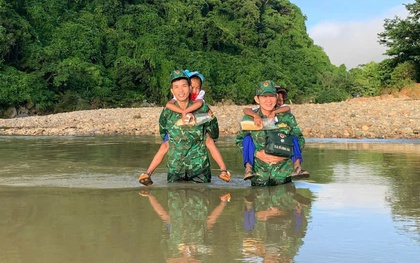 Xúc động hình ảnh bộ đội biên phòng cõng học sinh qua suối đến trường khai giảng năm học mới