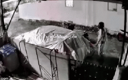 Người đàn ông đến nhà bạn gái cũ lúc nửa đêm để trả thù, camera bóc trần tất cả hành vi đáng lên án